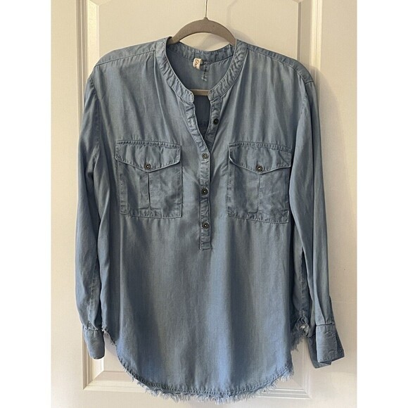 Elan Tunic Top Blouse Size Medium Blue Chambray Button Up Frayed Hem E24 - Picture 3 of 9